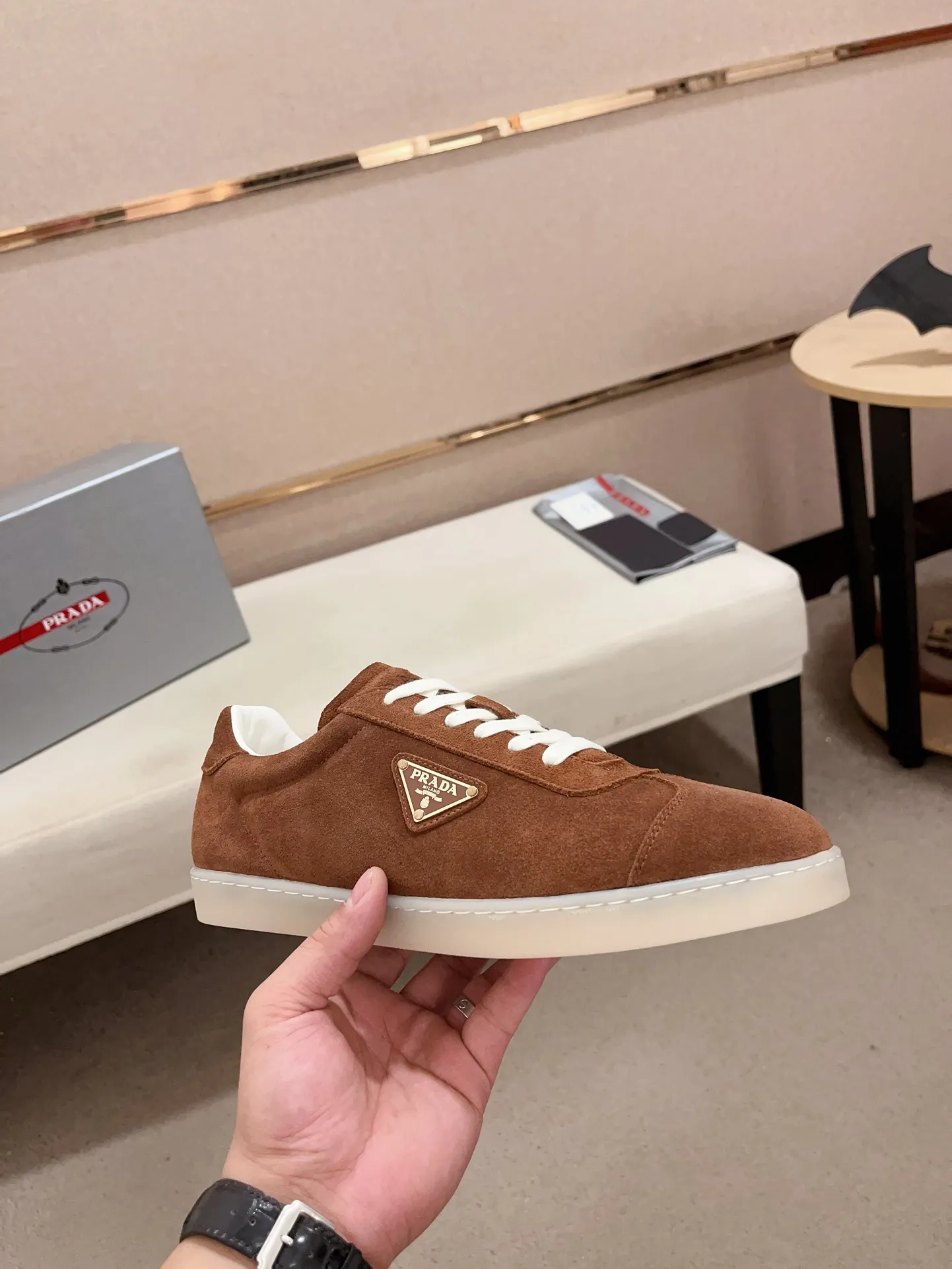 Men's Men's Shoes 💰 500💰 ✔️✔️✔️Higher version High-quality new PRADA (Prada) counters are launched simultaneously. The new men's shoes and 😘fabrics are made of high-tech glue-making technology. Lining: Full cowhide lining. 👍🏿 High-end ☄️ air-cushion molded anti-slip rubber outsole, exquisite lines, simple and elegant, comfortable and high-end for leisure travel. Code number: 38 to 44 (45 can be customized and cannot be returned or exchanged)